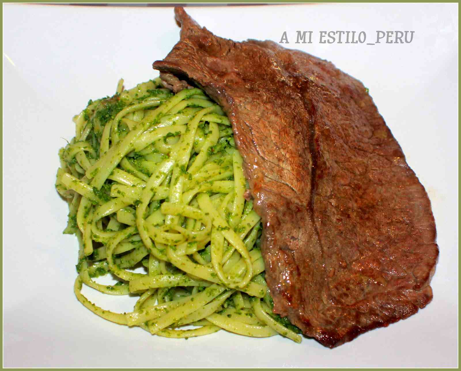 Tallarin pesto con chuleta parrillera 